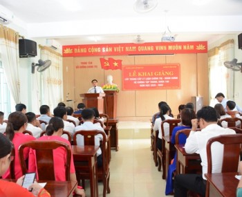 Khai giảng Lớp Trung cấp Lý luận Chính trị - Hành chính, hệ không tập trung khóa 160 huyện Cẩm Xuyên