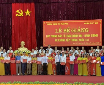 Bế giảng lớp Trung cấp lý luận chính trị - hành chính khóa 141 huyện Kỳ Anh