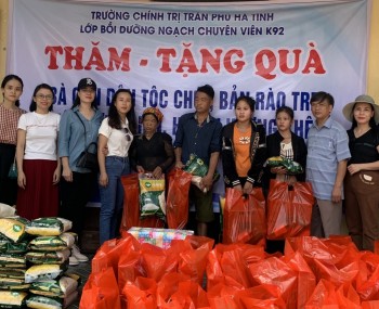 Đoàn học viên Lớp bồi dưỡng Ngạch chuyên viên Khoá 92 nghiên cứu thực tế tại Bản Rào Tre, xã Hương Liên, huyện Hương Khê