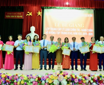 Bế giảng lớp Trung cấp lý luận chính trị - hành chính hệ không tập trung khoá 145