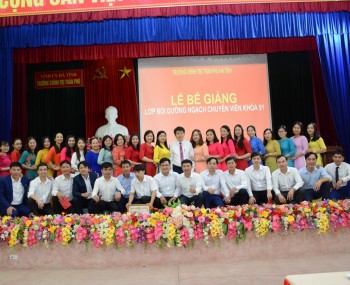 Bế giảng lớp Bồi dưỡng Ngạch chuyên viên khoá 91