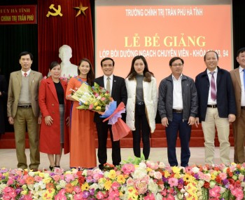 Bế giảng lớp Bồi dưỡng Ngạch chuyên viên khoá 92,93,94