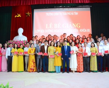 Bế giảng lớp Bồi dưỡng Ngạch chuyên viên khoá 95