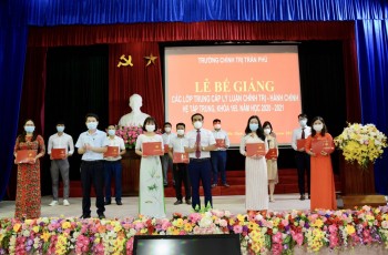 Bế giảng các lớp Trung cấp lý luận chính trị - Hành chính hệ tập trung khoá 165 năm học 2020 - 2021