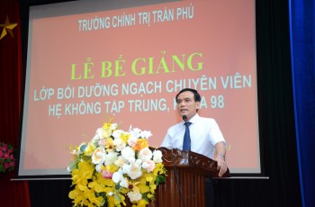 Bế giảng lớp Bồi dưỡng Ngạch chuyên viên khoá 98