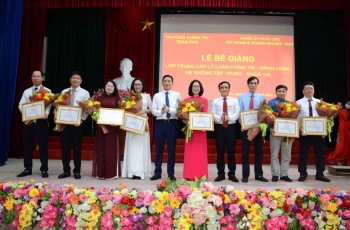 Bế giảng lớp Trung cấp lý luận chính trị - Hành chính hệ không tập trung khoá 158