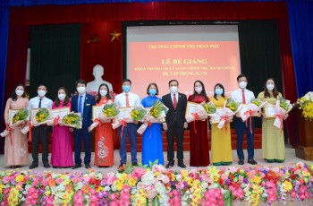 Bế giảng Khoá Trung cấp Lý luận Chính trị - Hành chính hệ tập trung khoá 174