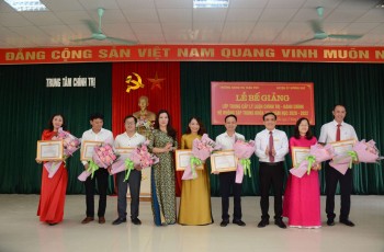 Bế giảng lớp Trung cấp lý luận Chính trị - Hành chính hệ không tập trung khoá 164