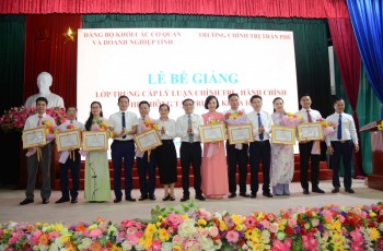 Bế giảng lớp Trung cấp lý luận Chính trị - Hành chính hệ không tập trung khoá 169