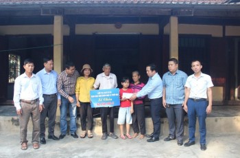 Báo GD&TĐ trao hơn 60 triệu đồng đến cháu bé 8 tuổi 4 lần mổ u tuyến giáp