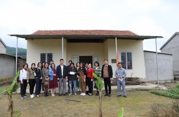 Lớp Trung cấp Lý luận chính trị khoá 183B trao quà "Tết yêu thương" cho đồng bào dân tộc ở bản Rào Tre, xã Hương Liên