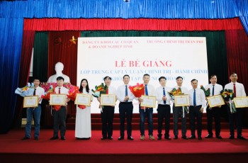 Bế giảng Lớp Trung cấp Lý luận Chính trị - Hành chính khoá 173