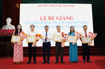 Bế giảng Lớp Bồi dưỡng ngạch chuyên viên khoá 111