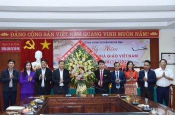 Lãnh đạo tỉnh chúc mừng Trường Chính trị Trần Phú nhân Kỷ niệm 41 năm Nhà giáo Việt Nam 20/11