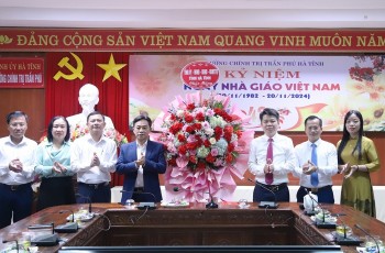 Lãnh đạo tỉnh chúc mừng nhà trường nhân Kỷ niệm 42 năm  Ngày Nhà giáo Việt Nam