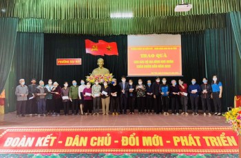 Trường Chính trị Trần Phú trao quà Tết cho các gia đình có hoàn cảnh khó khăn tại Thành phố Hà Tĩnh và Huyện Đức Thọ