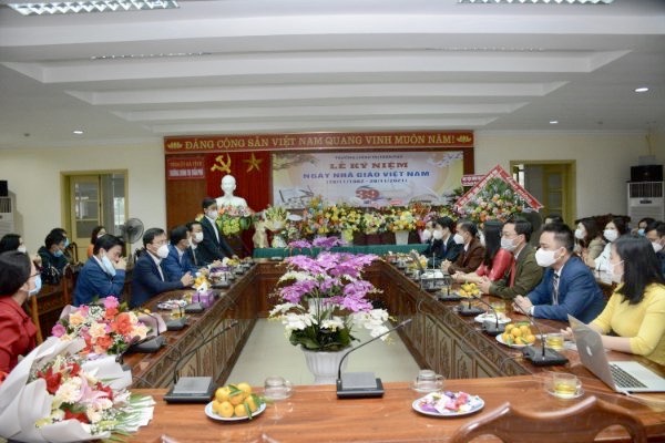 lanh dao tinh chuc mung truong 2